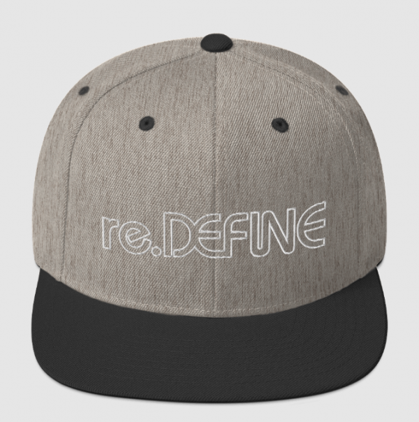 Topi snapback dengan logo bordir penuh
